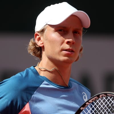 Emil Ruusuvuori med racketen i handen i grand slam-turneringen i Paris.