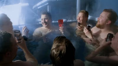 Tampereen Hervannan Tupsulassa asuvat teekkarit nauravat ja kylpevät yhdessä paljussa ja juovat olutta veden höyrytessä.