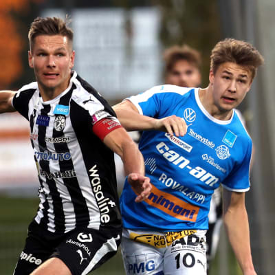 Sebastian Strandvall och Tuomas Kaukua i närkamp.