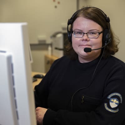 Elina Levijoki on valmistunut ensimmäiseltä kaksikieliseltä hätäkeskuspäivystäjäkurssilta Vaasassa