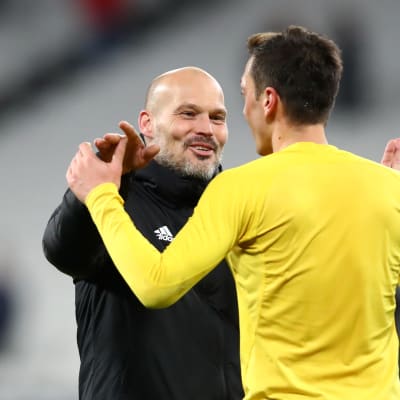  Freddie Ljungberg, Interim Manager of Arsenal and Mesut Ozil of Arsenal celebrate victory during the Premier League match between West Ham United and Arsenal FC at London Stadium on December 09, 2019 in London, United Kingdom. (Photo by Julian Finney/Getty Images)