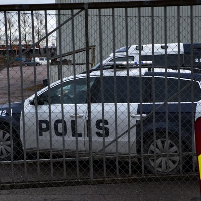 Poliisiautoja Algol Chemicals Oyn pihassa. 