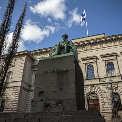 Snellmannin patsas Suomen pankin edessä. 