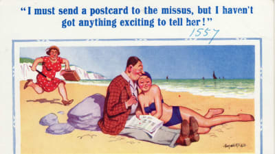 Humoristiskt postkort med svartsjuk kvinna som springer mot sin man som sitter på stranden med snygg bikinibrud i famnen.