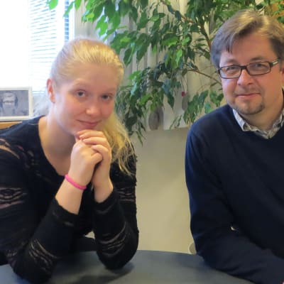 Alueteatterikuraattori Johanna Virsunen ja Rovaniemen teatterin johtaja Juha Vuorinen.