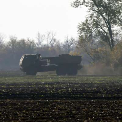 Ukrainan HIMARS-raketinheitin metsän reunassa Hersonin alueella.