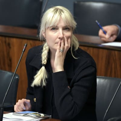 Laura Huhtasaari i riksdagen. 