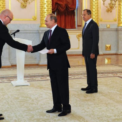 Suurlähettiläs Mikko Hautala kättelee presidentti Vladimir Putinin kanssa.