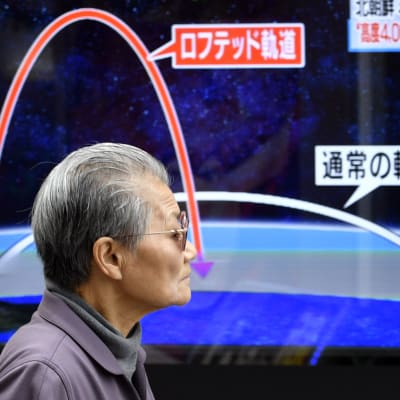 En nyhetsvideo visar en Nordkoreansk missils bana på en skärm i Tokyo.