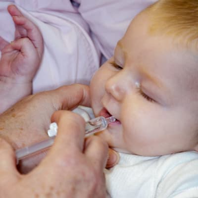 Vauvan ensimmäinen rokote annetaan Suomessa kahden kuukauden iässä. Rokotteella suojellaan rotavirusta vastaan. 