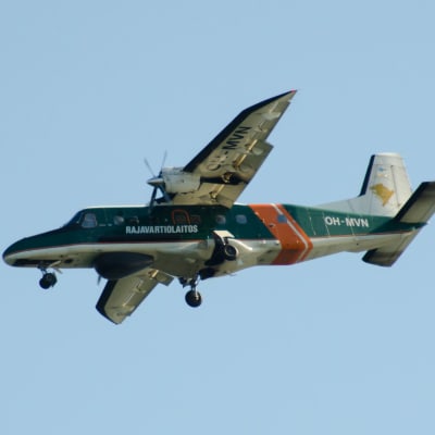 Gränsbevakningens Dornier DO 228 spaningsplan med register OH-MVN fotograferad från sidan.
