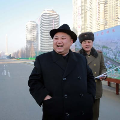 Nordkoreas Kim Jong-Un inspekterar ett nytt bostadsområde i Pyongyang i januari 2017.