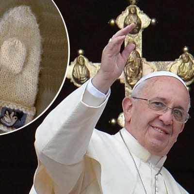 Påven med handen höjd. Infällt i bilden en bild på ett par stickade vita vantar.