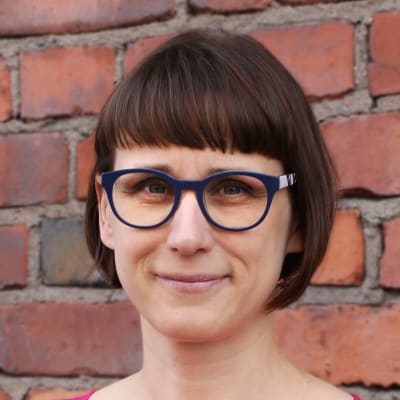 Animalias VD Heidi Kivekäs framför en tegelvägg