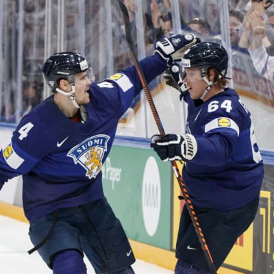 Mikko Lehtonen och Mikael Granlund firar mål.