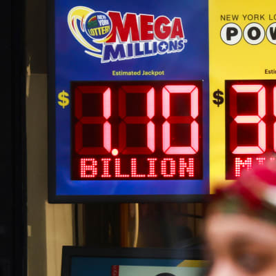 Amerikkalaisen Mega million lottoarvonnan mainos ikkunassa kävelykadulla.
