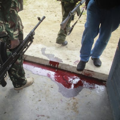 Blod på en polisstation i Gamba i Kenya 6.7.2014. Minst 29 personer dödades i två separata attacker i början av juli 2014 i Kenya.