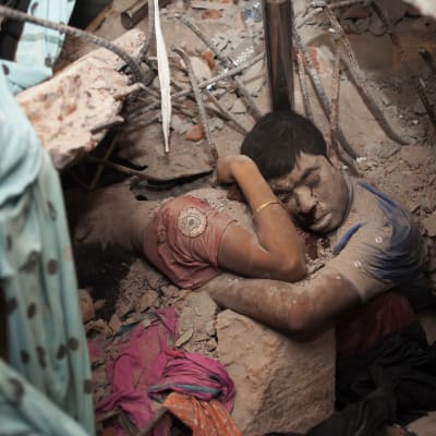 Två dödsoffer efter att en fabrik kollapsade i Dhaka i Bangladesh i april 2013.