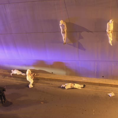 Polisen anländer till en brottsplats med fem döda kroppar i Saltillo i Mexico i mars 2013. Det rörde sig om en uppgörelse mellan kriminella gäng.