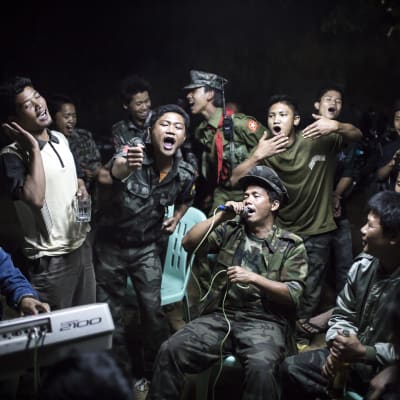 Rebeller från provinsen Kachin under begravningen av en av deras ledare i mars 2013.