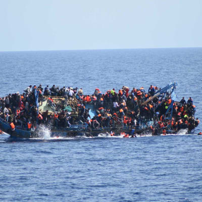 Båt med flyktingar kapsejsade utanför Libyen