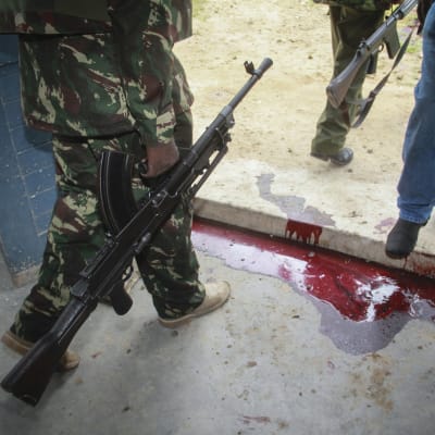 Blod på en polisstation i Gamba i Kenya 6.7.2014. Minst 29 personer dödades i två separata attacker i början av juli 2014 i Kenya.