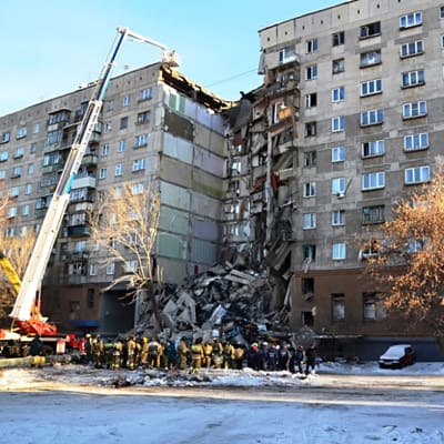 Höghus i Magnitogorsk delvis raserat efter gasexplosion.