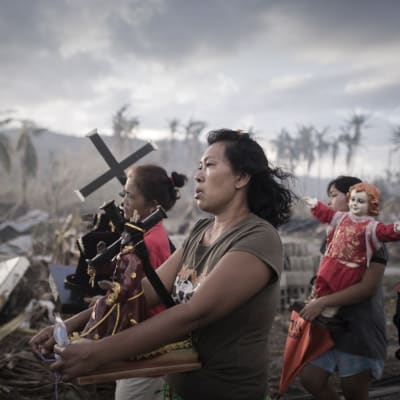 Överlevande efter tyfonen Haiyan på Filippinerna i november 2013