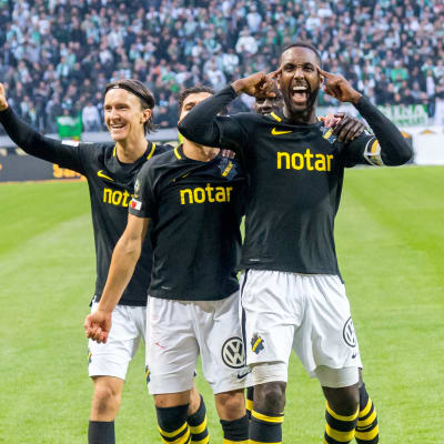Henok Goitom firar 1–0-målet.