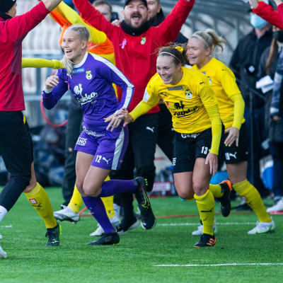 KuPSin naiset ryntäävät kentälle mestaruuden ratkettua 2021 HJK:ta vastaan.