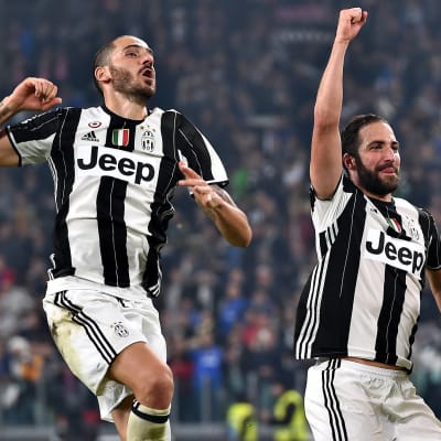 Leonardo Bonucci och Gonzalo Higuain firar.