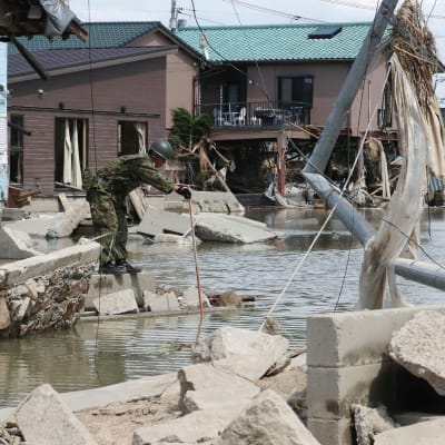 Soldater söker efter försvunna personer i den översvämmade staden Kurashiki