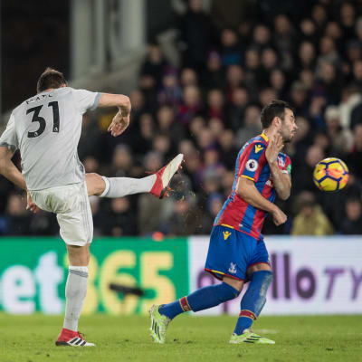 Nemanja Matic skjuter