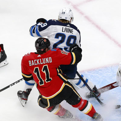Patrik Laine framför kassen.