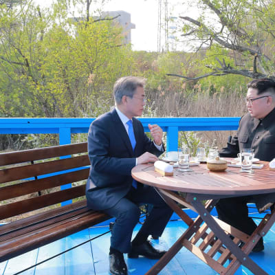 Sydkoreas president Moon Jae-In och Nordkoreas ledare Kim Jong-Un under en kaffepaus på fredagens toppmöte.
