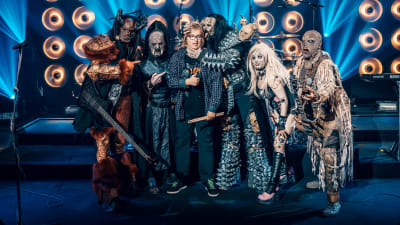 Vertti poseeraa yhdessä Lordi-hirviöiden kanssa SuomiLOVEn lavalla.