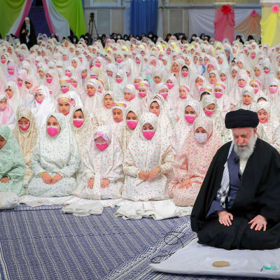  Irans högsta ledare Ayatollah Ali Khamenei leder en bön med iranska flickor. 