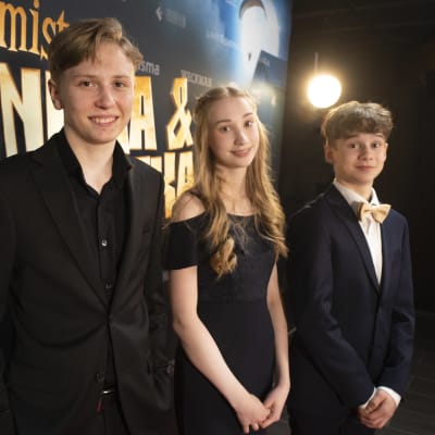 Kuvassa nuoret näyttelijät Mikael Ehn, Sira Junno ja Veetu Hietanen elokuvajulisteen edessä.