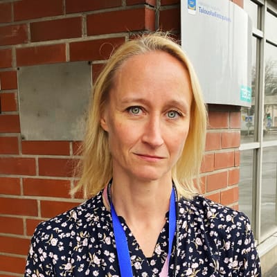 Kirsti Laine-Hendolin utanför Helsingfors ekonomiförvaltningstjänst (Talpa).