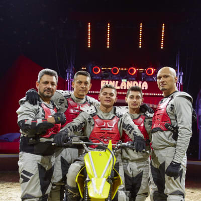 Motorcyklister i gruppen Diorios poserar för kameran i cirkustält.