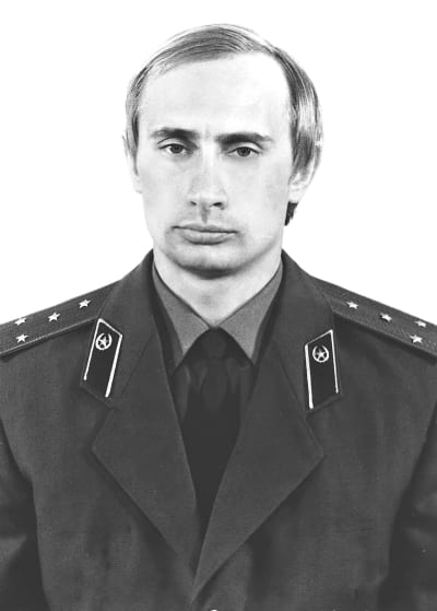 Vladimir Putin fotograferad som en KGB-officer.