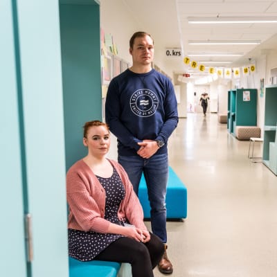 Opiskelijat Vilma Meriläinen ja Miikka Feodoroff koulunsa käytävällä.