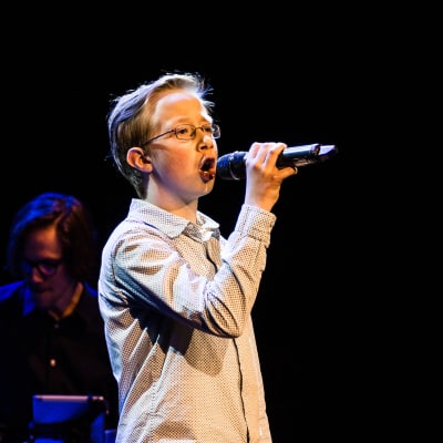 Felix Östman sjunger