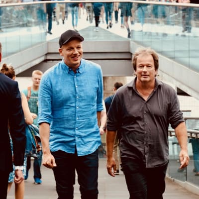 Kaj Korkea-aho och Kjell Westö kommer upp för rulltrappa i London.