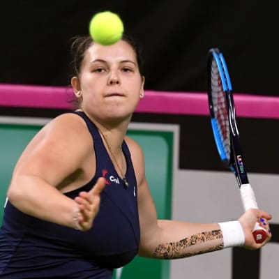 Tennispelaaja Anastasia Kulikova lyö palloa.