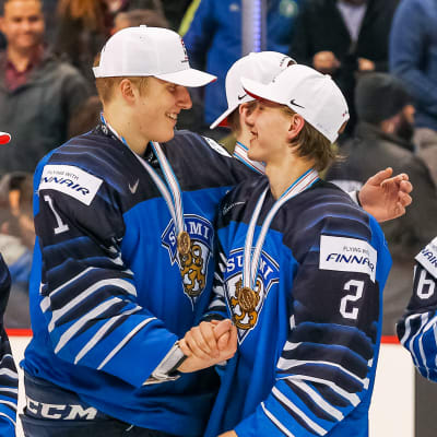 Ukko-Pekka Luukkonen och Oskari Laaksonen firar efter slutsignalen.