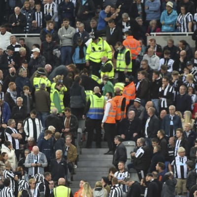 Katsomossa sattunut sairauskohtaus keskeytti Newcastlen ja Tottenhamin valioliigaottelun.
