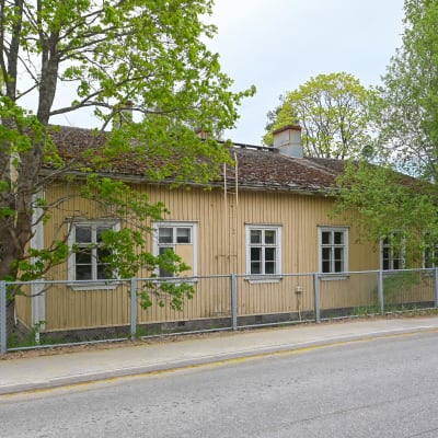 Ett gult, ganska gammalt trähus vid Alingsåsgatan i Karis.