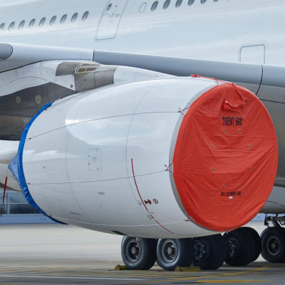 Lufthansan Airbus A380 pysäköitynä lentoasemalle