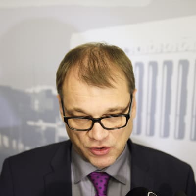 Pääministeri Juha Sipilä (kesk) kommentoi valtiovarainministeri Alexander Stubbin hallintarekisterilausuntoon liittyviä asioita saapuessa eduskunnan täysistuntoon Helsingissä 1. joulukuuta.